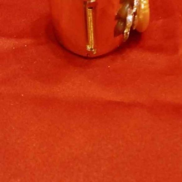 VTG 80\'S BONETTO CUFF WATCH, PEARL COLOR DESIGN FRAME AROUND FACE main image 5